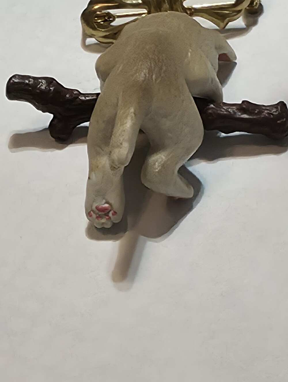 Vintage White Kitten Cat Brooch Pin Hanging on Branch Resin Gold Tone Cute - Picture 11 of 11